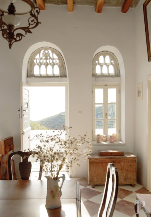 À Tinos, dans les Cyclades, une maison du 17e siècle tout de blanc vêtue - photo  n°6